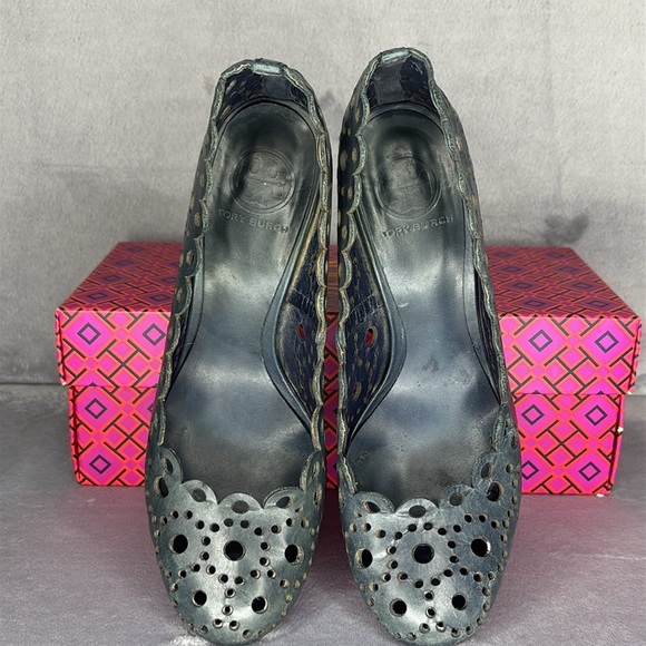 🔥🔥🔥Tory Burch Black Leather Heels with Perforated Design Size 8🔥🔥🔥 - Picture 3 of 10